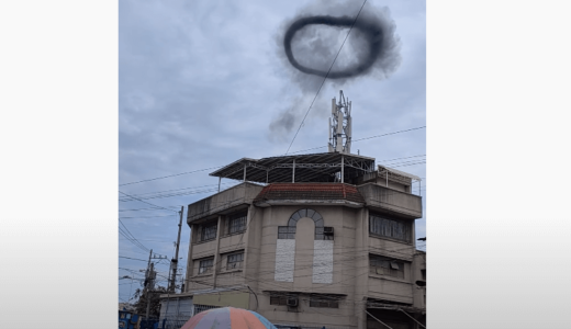 フィリピンで謎の黒い煙のリングが目撃される、直前に爆発音